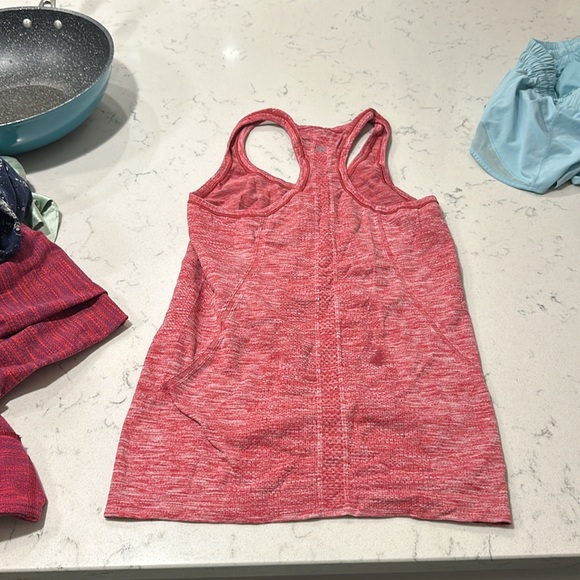 Size 6 red lululemon top - Picture 3 of 3